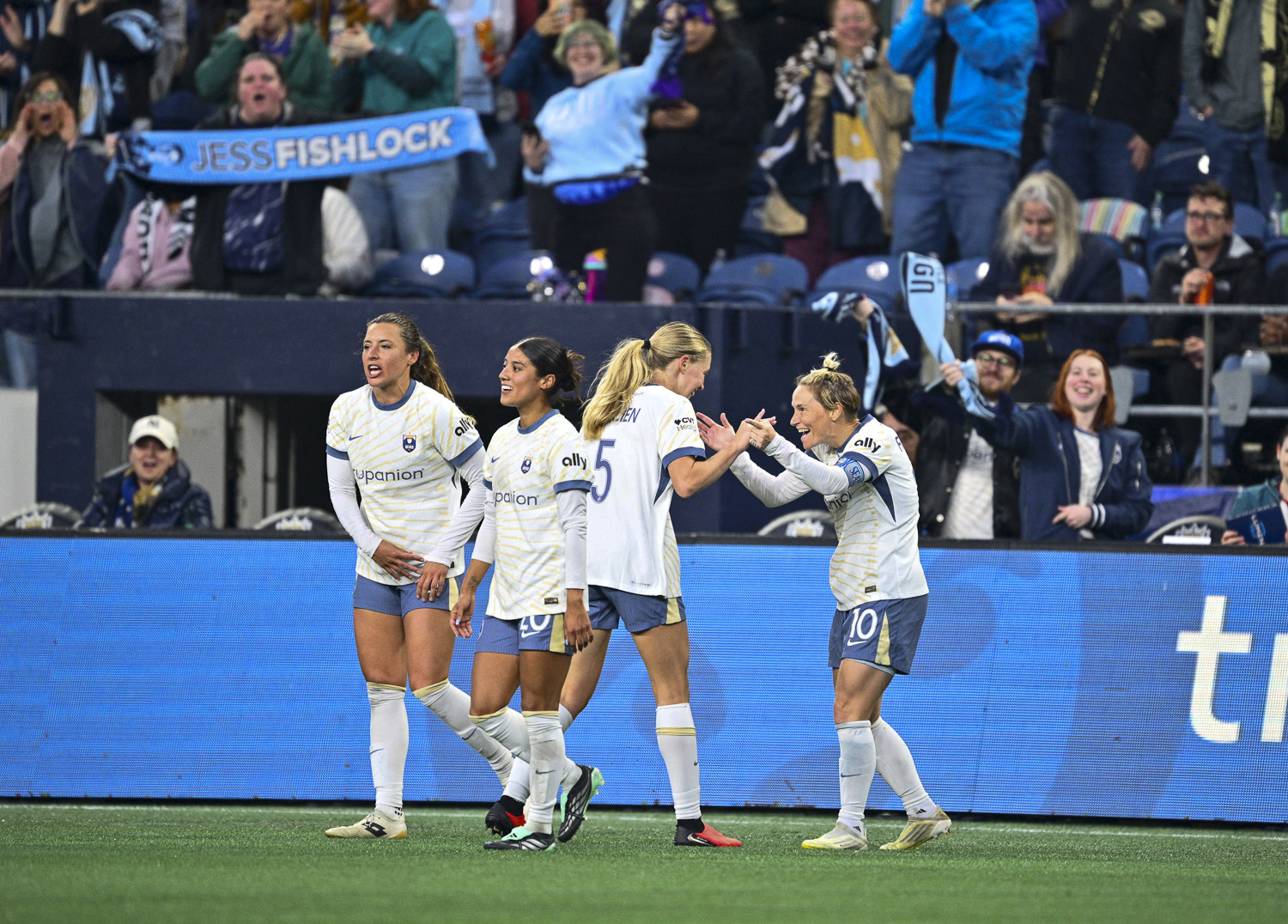 Reign Eliminate Legacy in Stormy Showdown in&nbsp;Seattle